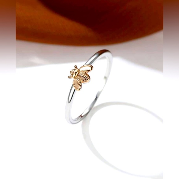 Stunning Bee Ring - Picture 2 of 7